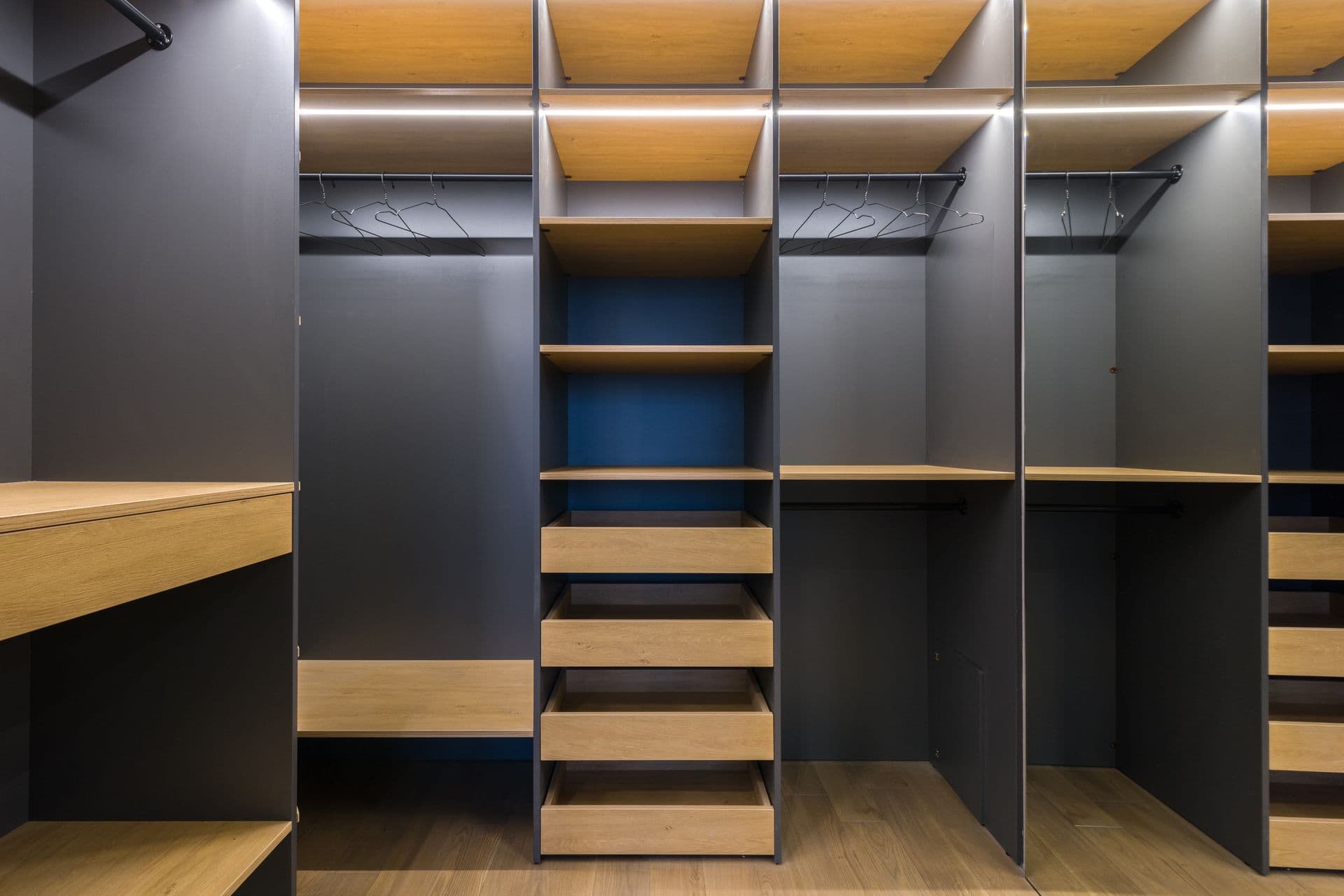 Walk-in closet wardrobe customization